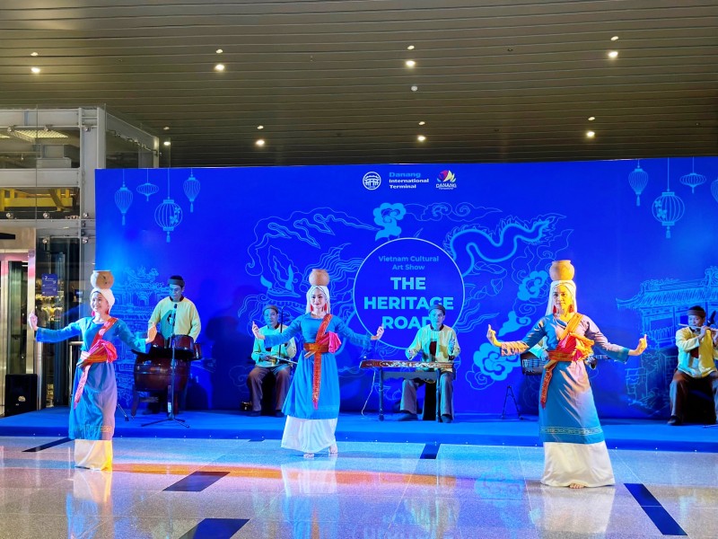 Nhà Biểu diễn nghệ thuật cổ truyền Hội An tham gia chương trình “Con đường di sản” tại Nhà ga quốc tế Đà Nẵng - hoianrt.vn
