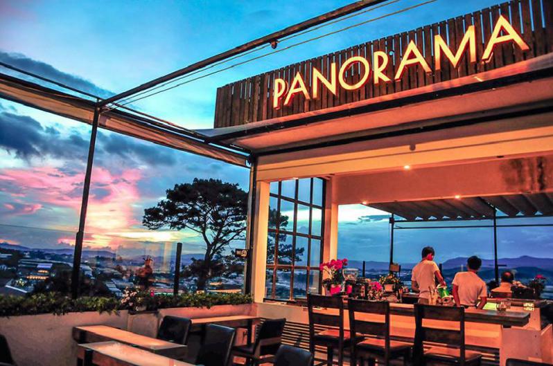 Đến quán Panorama Coffee để ngắm toàn cảnh Đà Lạt về đêm