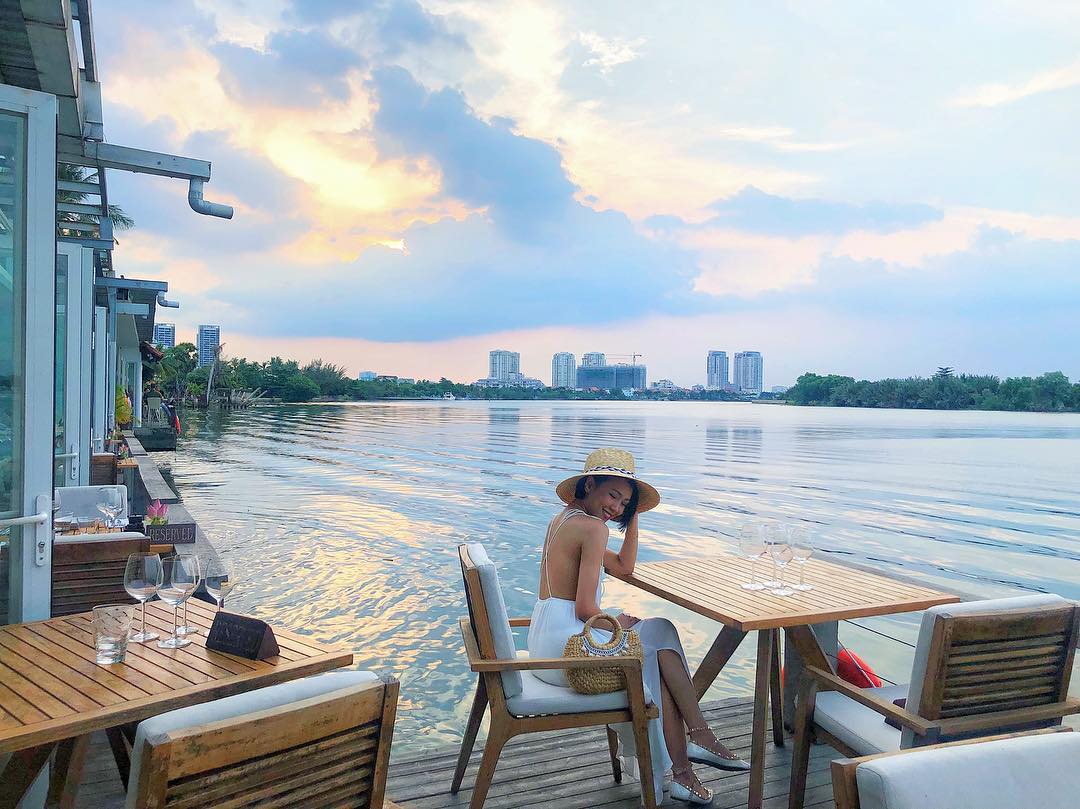 Check-in sang chảnh nhà hàng The Deck Sài Gòn view sông tuyệt đẹp bạn không thể bỏ lỡ - iVIVU.com