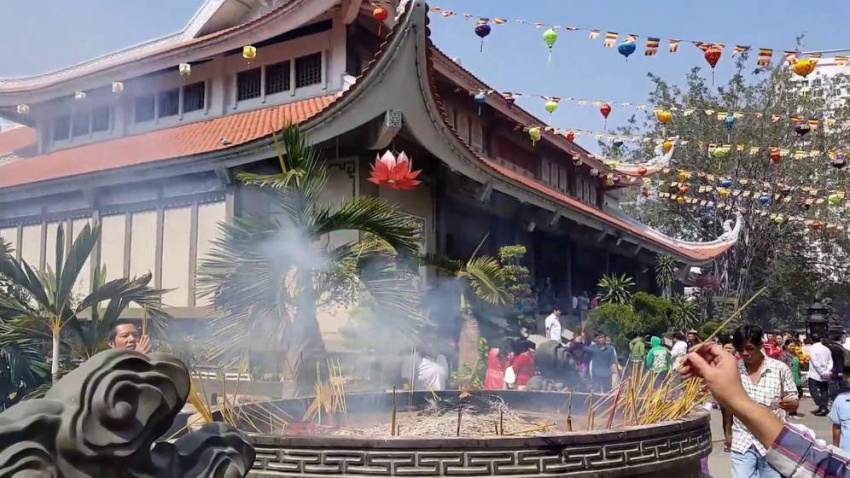 Điểm danh top 11 ngôi chùa ở TPHCM nổi tiếng nhất - ALONGWALKER