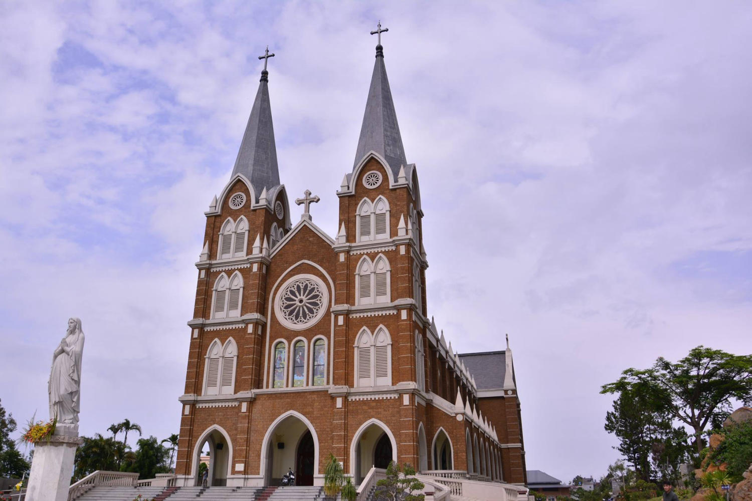 Nhà thờ Thánh Mẫu Bảo Lộc mang âm hưởng của lối kiến trúc Pháp