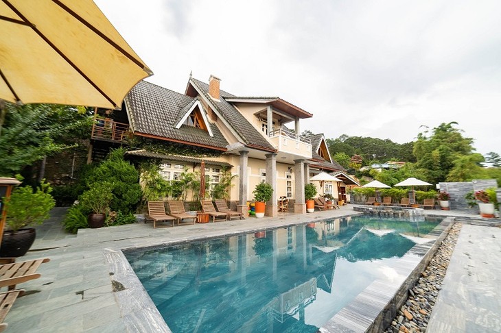 Top 9 khách sạn Đà Lạt view rừng thông bạt ngàn, săn mây đẹp mãn nhãn