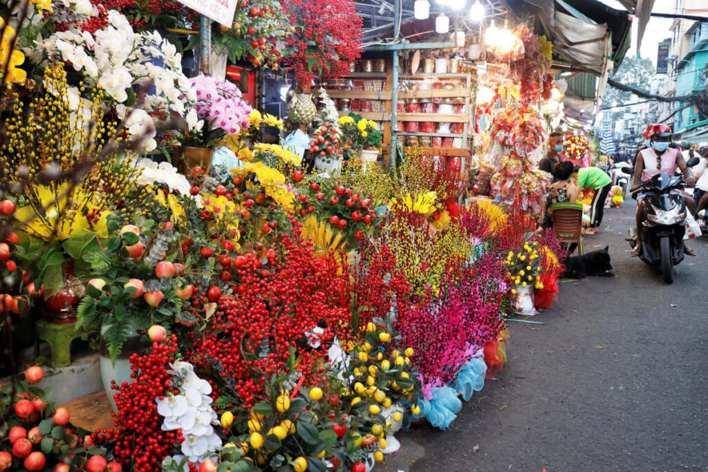 Khám phá chợ hoa Hồ Thị Kỷ mở xuyên đêm tại Sài Gòn