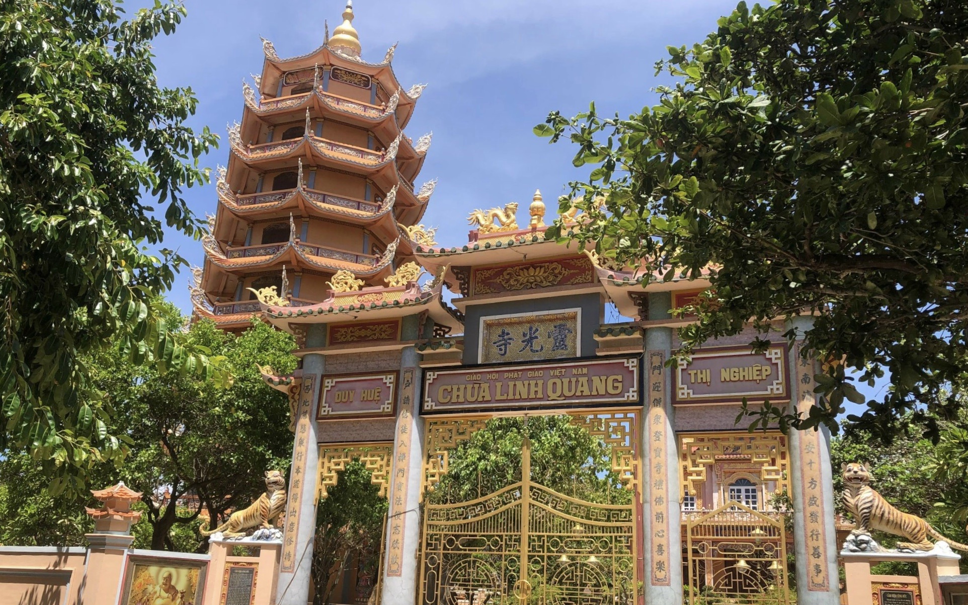 Chùa Linh Quang gần 300 tuổi là"mái nhà" của người dân trên đảo Phú Quý  (Bình Thuận)